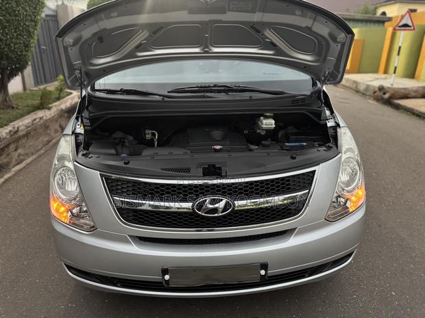 Hyundai Starex 2015 Silver · Photo 3