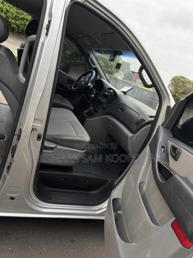 Hyundai Starex 2015 Silver · Photo 8