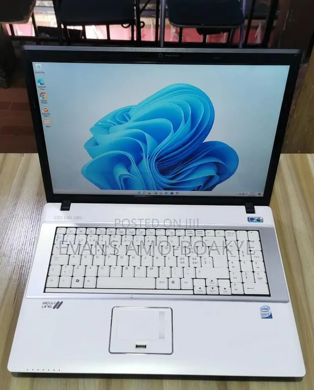 Laptop Clevo W370 4GB Intel Core 2 Duo HDD 1T · Photo 1