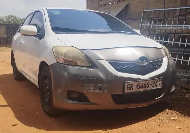Toyota Yaris 2012 White · Photo 1