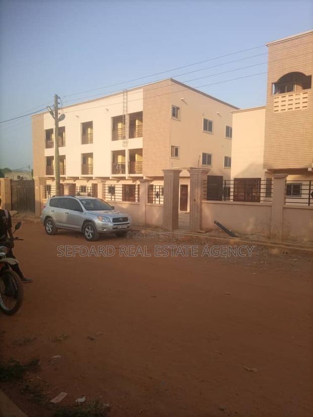 20bdrm Apartment in Amasaman for sale · Photo 2