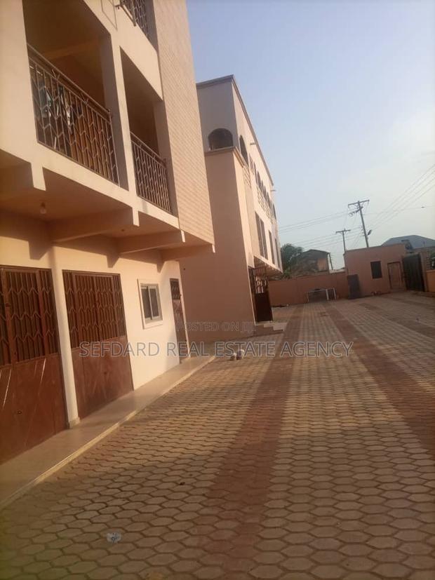 20bdrm Apartment in Amasaman for sale · Photo 4