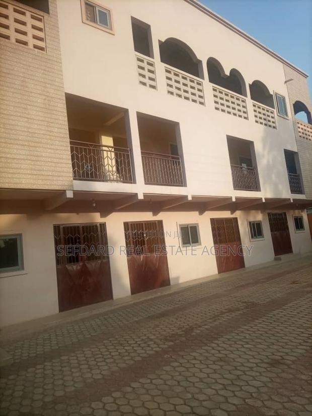 20bdrm Apartment in Amasaman for sale · Photo 3