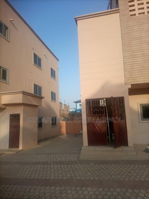 20bdrm Apartment in Amasaman for sale · Photo 5