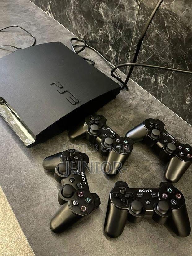 Ps3 Loaded With 10 Games 2 Controllers · Photo 1