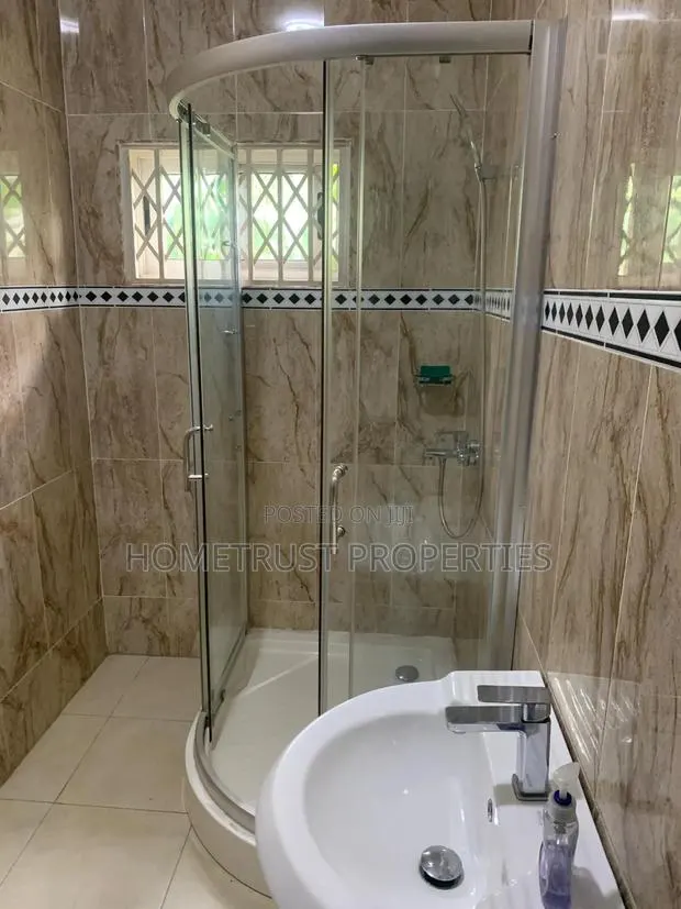 7bdrm Duplex in Botwe School, Nmai-Dzorn for rent · Photo 5