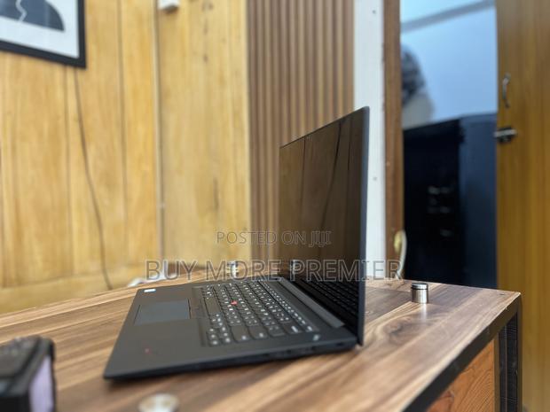 Laptop Lenovo 16GB Intel Xeon SSD 512GB · Photo 1
