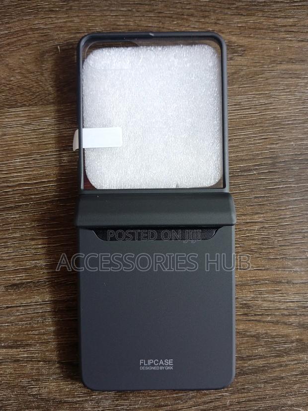 Z Flip 7 Case With A Hinge Cover · Photo 2