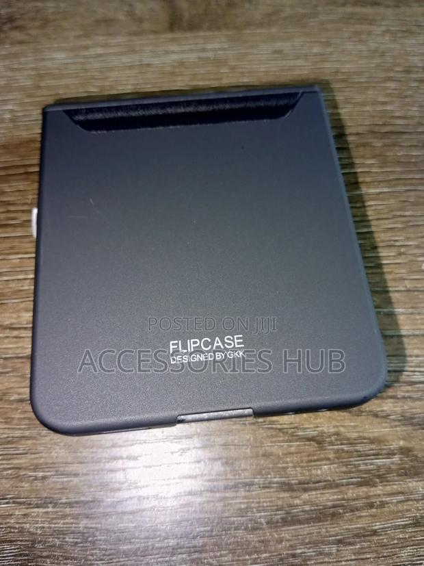 Z Flip 7 Case With A Hinge Cover · Photo 4
