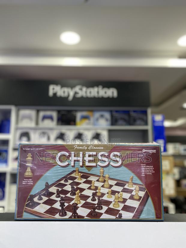 Family Classics Chess by Pressman - With Folding Board · Photo 1