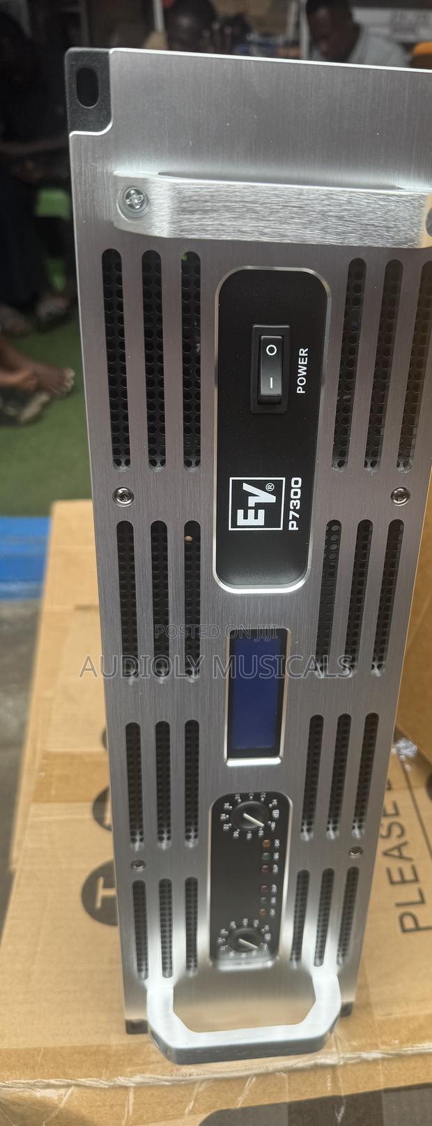 Ev /P -7300watt Mid Amplifier · Photo 3
