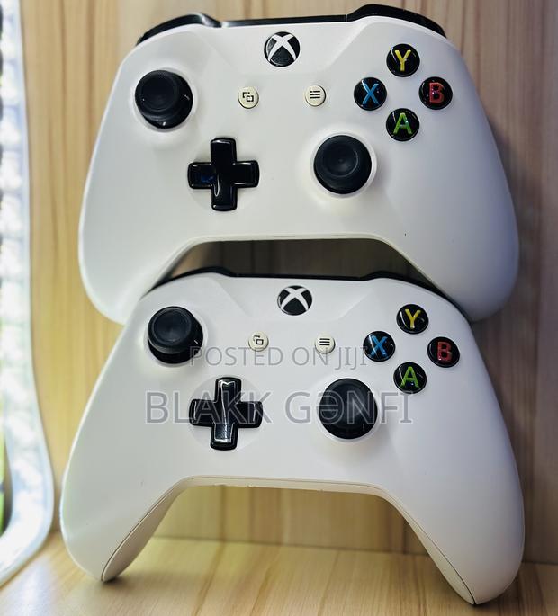 Xbox One S Black & White Controllers · Photo 1