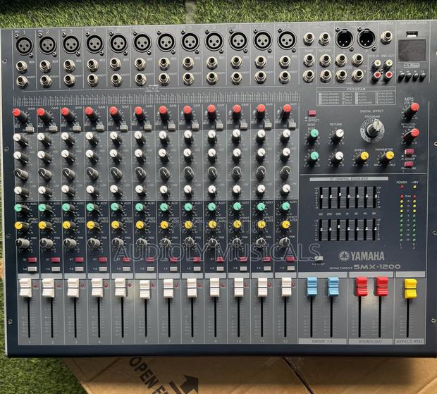 Yamaha SMX -12channel Raw Mixer · Photo 5