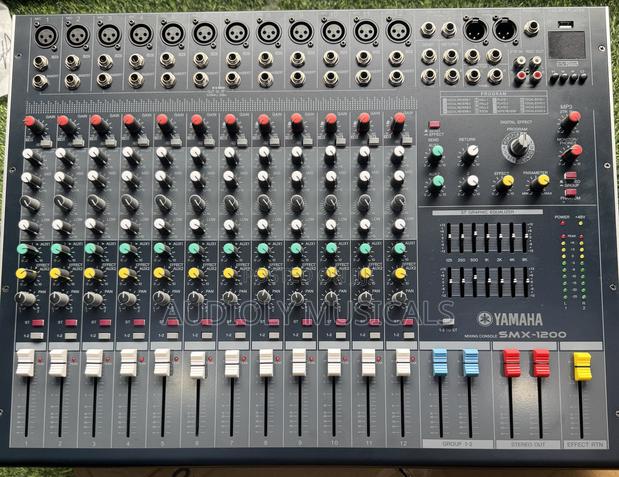 Yamaha SMX -12channel Raw Mixer · Photo 1