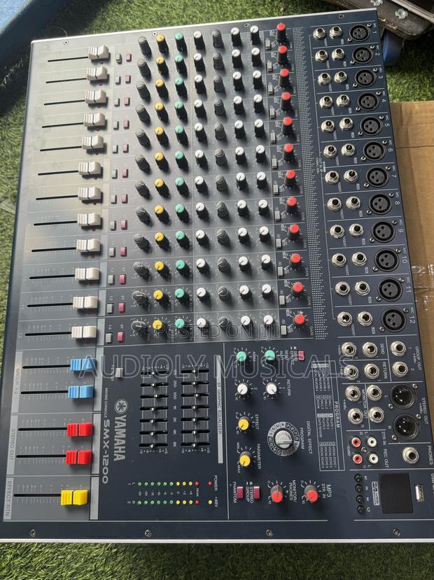 Yamaha SMX -12channel Raw Mixer · Photo 4