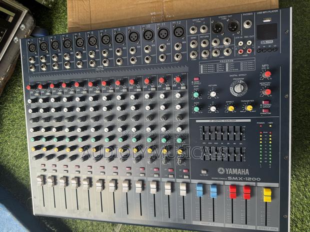 Yamaha SMX -12channel Raw Mixer · Photo 2