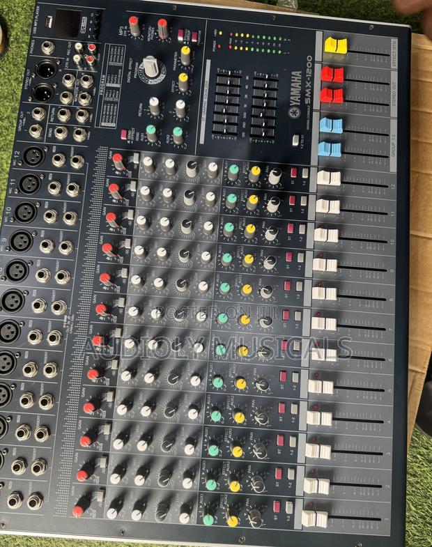 Yamaha SMX -12channel Raw Mixer · Photo 3