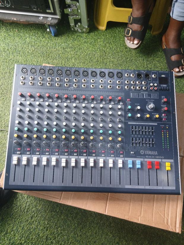 Yamaha SMX 1200 Raw Mixing Console · Photo 1