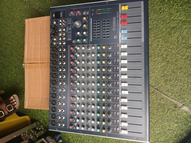 Yamaha SMX 1200 Raw Mixing Console · Photo 2