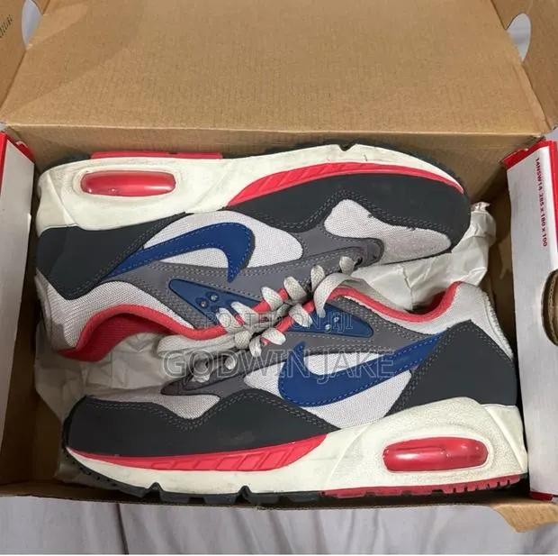 Nike Air Max IVO Sneakers - Unisex · Photo 1