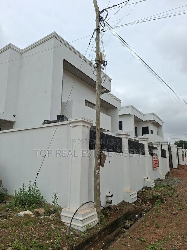 4bdrm Duplex in Adenta for sale · Photo 1