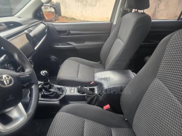 Toyota Hilux 2017 Gray · Photo 2