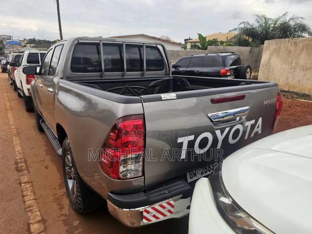 Toyota Hilux 2017 Gray · Photo 3