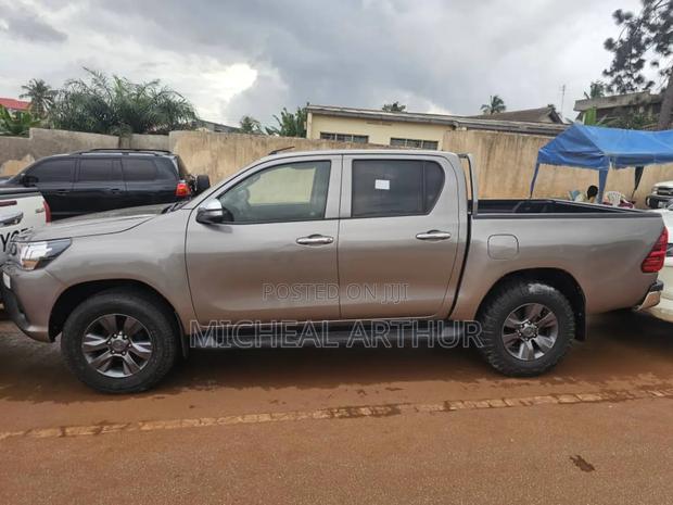 Toyota Hilux 2017 Gray · Photo 4