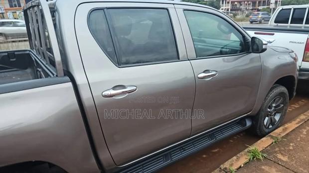 Toyota Hilux 2017 Gray · Photo 5