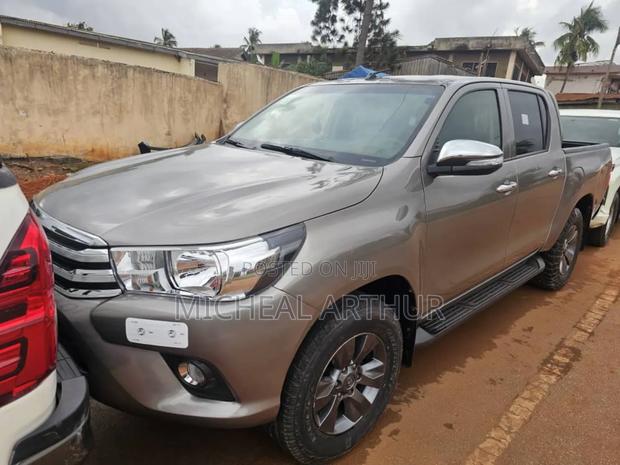 Toyota Hilux 2017 Gray · Photo 1