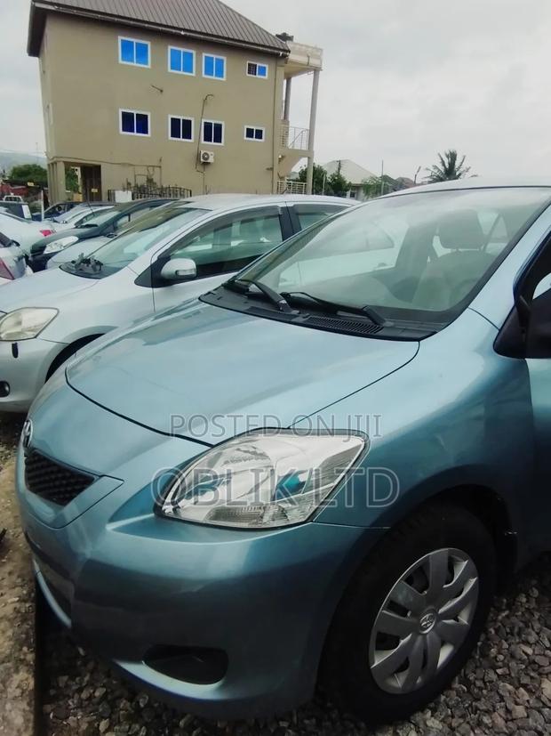 Toyota Belta 2011 Gray · Photo 2