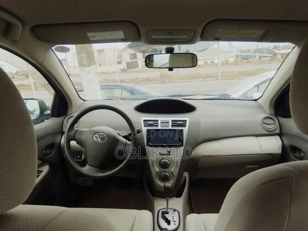 Toyota Belta 2011 Gray · Photo 3