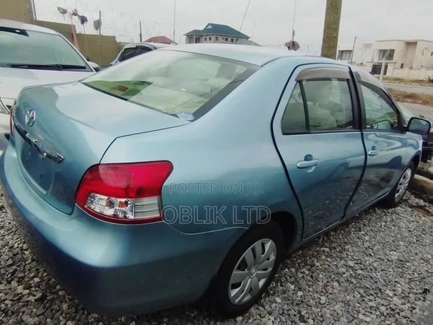 Toyota Belta 2011 Gray · Photo 7