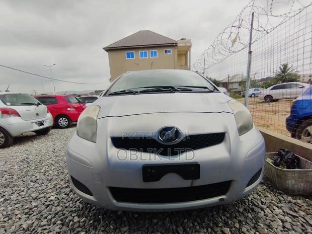 Toyota Vitz 1.3 AWD 5dr 2010 Gray · Photo 2