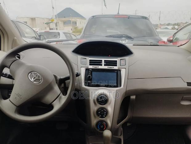 Toyota Vitz 1.3 AWD 5dr 2010 Gray · Photo 6