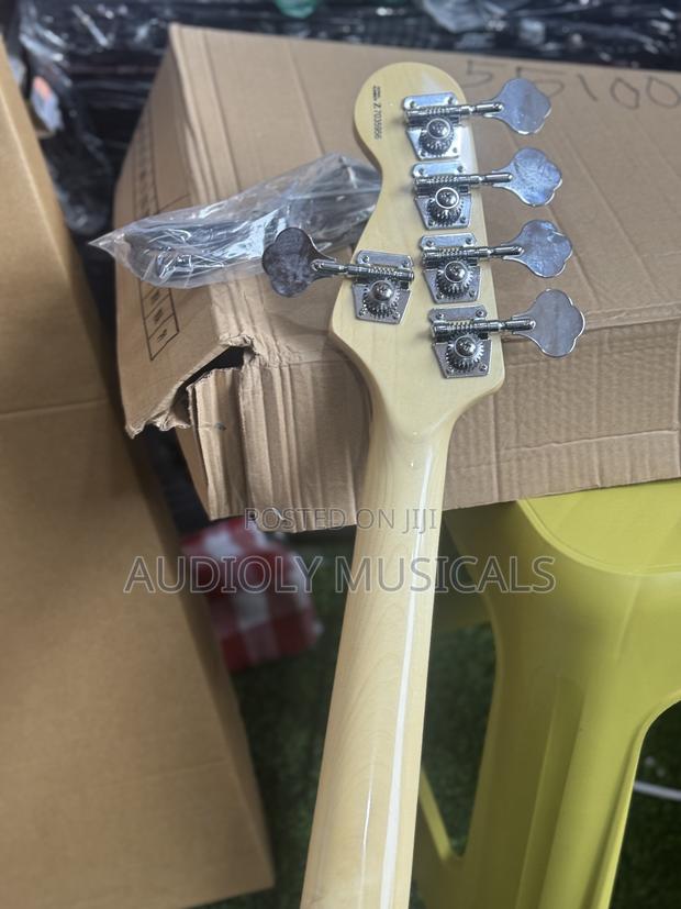 Active Bass Guitar · Photo 2