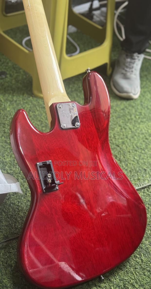 Active Bass Guitar · Photo 3