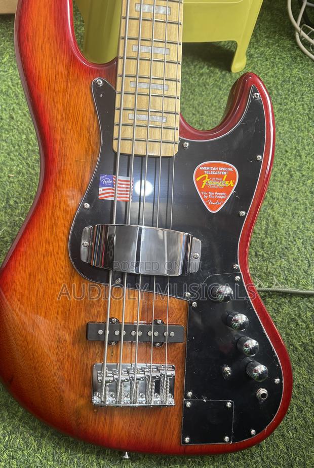 Active Bass Guitar · Photo 4