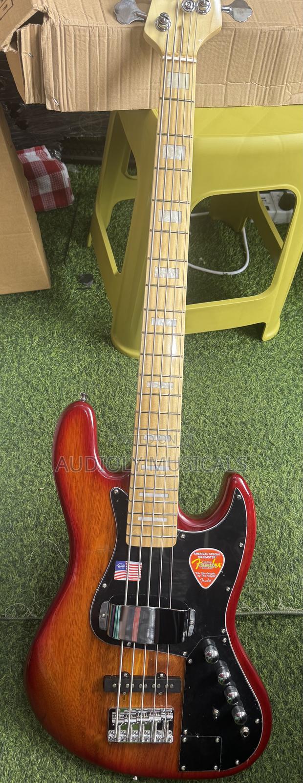 Active Bass Guitar · Photo 1