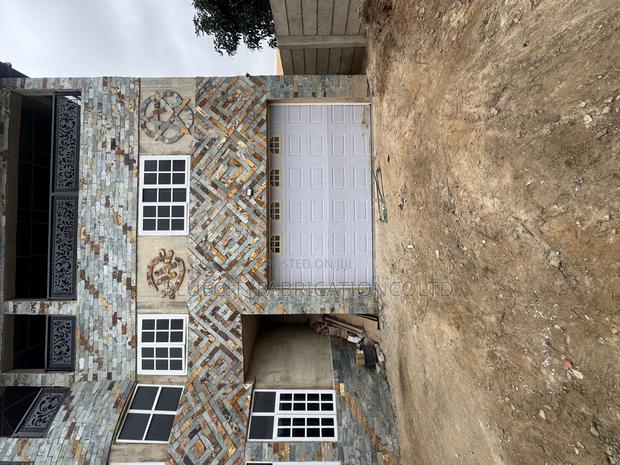 Garage Door · Photo 1