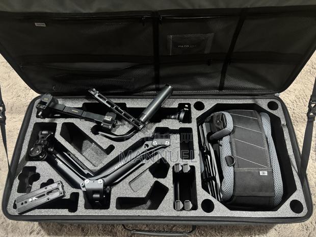 Tilta Float Dual Handle Support System · Photo 1
