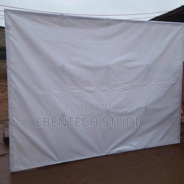 Large Projector Screen With White Background for Rent · Photo 1