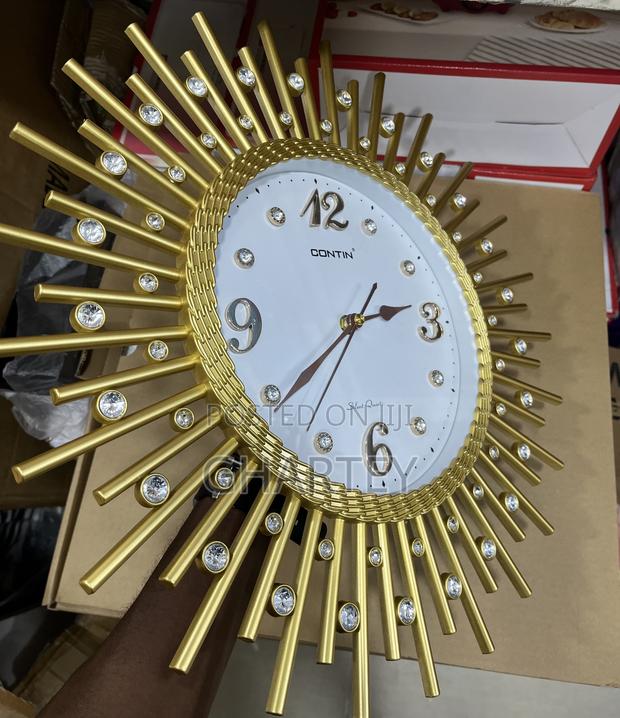 Large Stylish Wall Clock in Gold Color · Photo 2