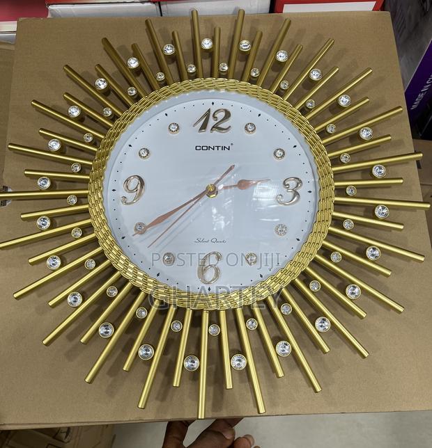 Large Stylish Wall Clock in Gold Color · Photo 1
