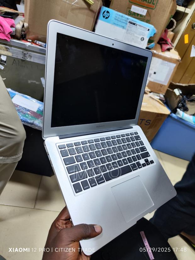 Laptop Apple MacBook Air 2013 8GB Intel Core i5 SSD 128GB · Photo 1