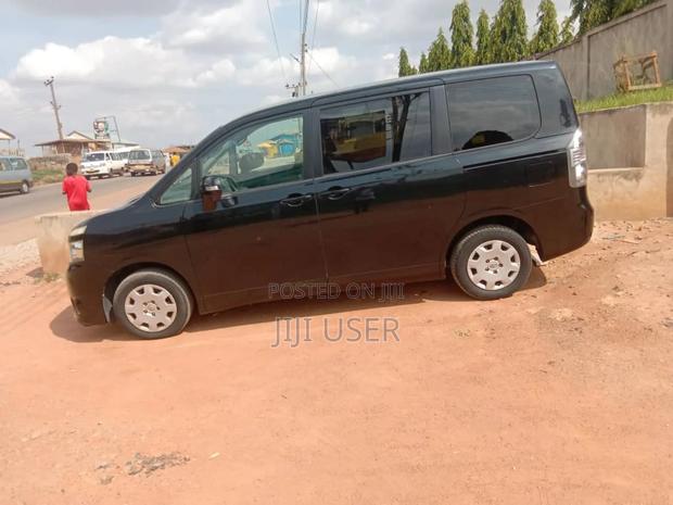 Toyota Voxy 2010 Black · Photo 2