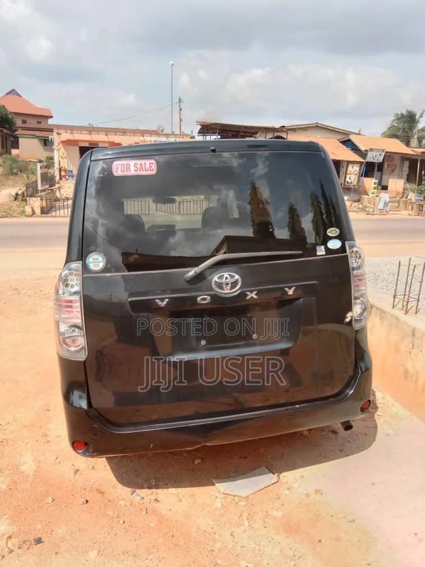 Toyota Voxy 2010 Black · Photo 3
