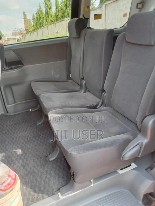 Toyota Voxy 2010 Black · Photo 4
