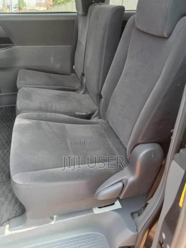 Toyota Voxy 2010 Black · Photo 6