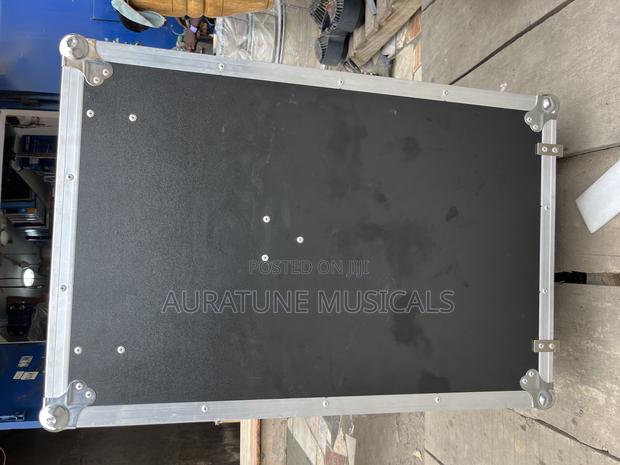 16u Amp Rack Three Doors · Photo 5